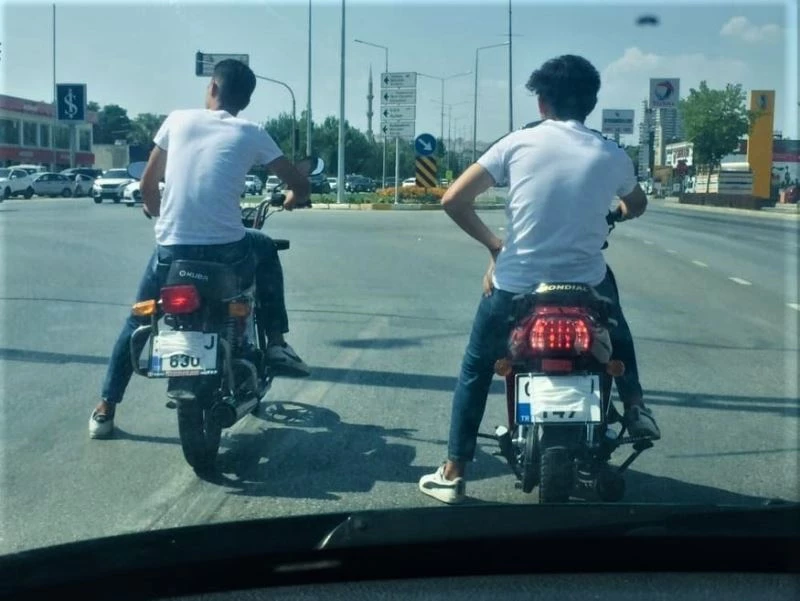 Motosikletli gençlerin maskeyi taktıkları yer pes dedirtti!
