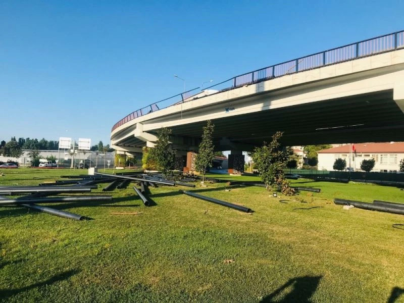 Tırın dorsesinden çelik borular düştü, faciadan dönüldü
