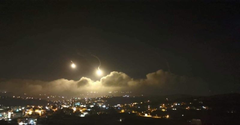 İsrail ordusu, İsrail Lübnan sınırında aydınlatma fişekleri ve fosfor bombaları attı
