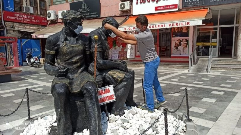 Farkındalık için heykellere maske taktılar
