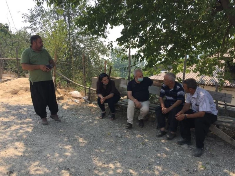 Kozan’daki yangında telef olan hayvanlar, kepçe yardımı ile gömülüyor
