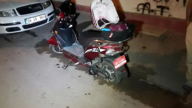 Elektrikli bisikletini çalmak isteyen şüpheliyi yakalayarak polise teslim etti