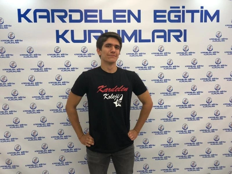 YKS Türkiye birincisi Hüseyin Kağan Özdemir, TOBB Üniversitesi Tıp Fakültesini kazandı
