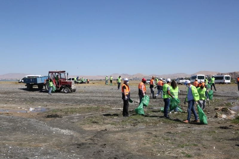 Van Büyükşehir fidanlık sahilinde 28 ton çöp topladı

