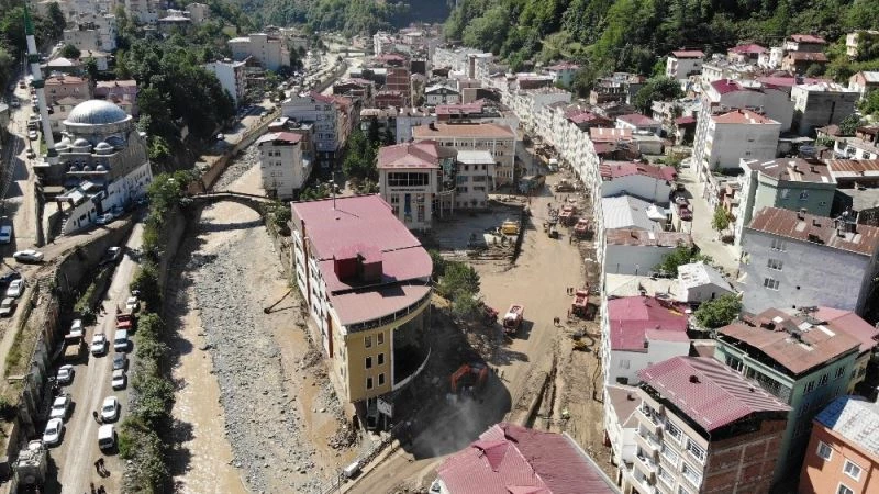 Dereli caddeleri selin üzerinden geçen 4 günün ardından büyük ölçüde temizlendi
