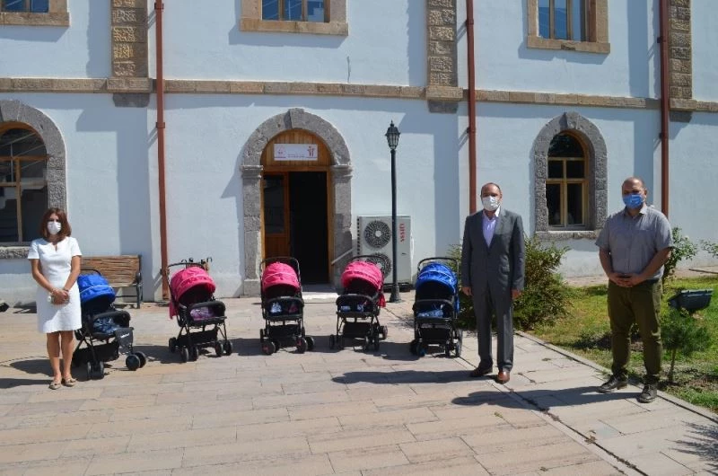 Çöp diye atılan mavi kapaklar, bebek arabasına dönüştü
