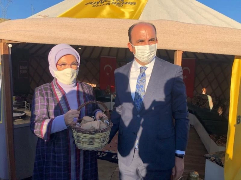 Emine Erdoğan, Ahlat’ta Konya Büyükşehir’in çadırına konuk oldu
