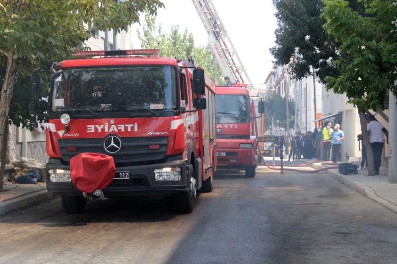 Çatıda çıkan yangın mahalleyi dumana bürüdü

