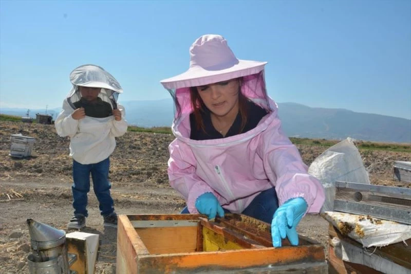 Çocuklarına doğal bal yedirmek için arıcılığa başlayan kadın işletme kurdu