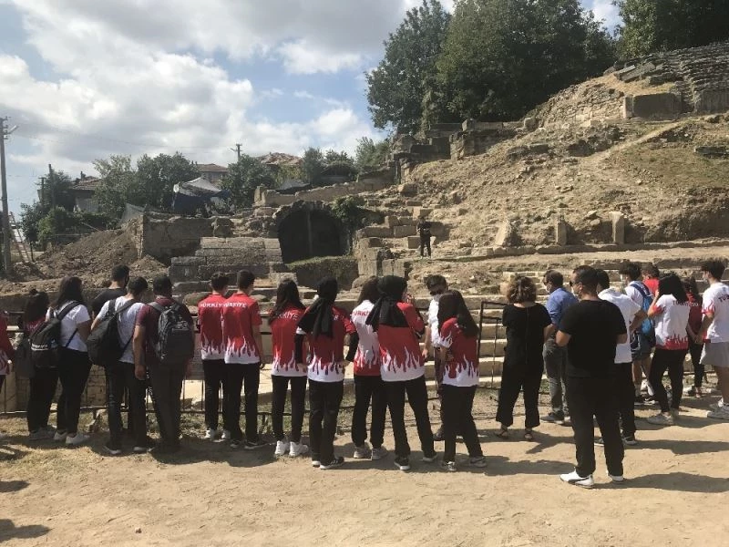 Milli sporcular antik tiyatroda kazı yaptı
