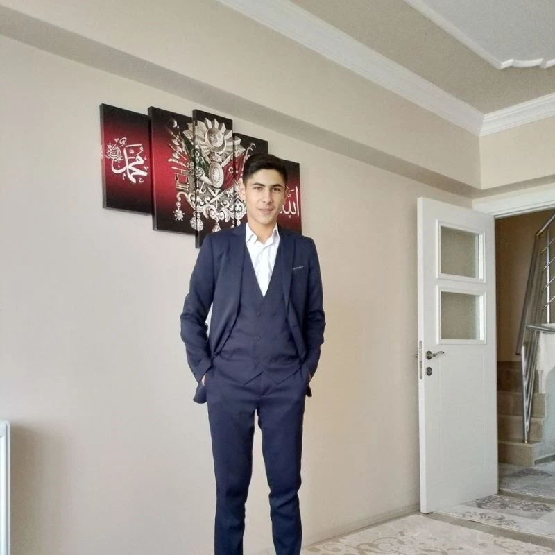 Bisikletten düşüp başını çarpan genç kurtarılmadı
