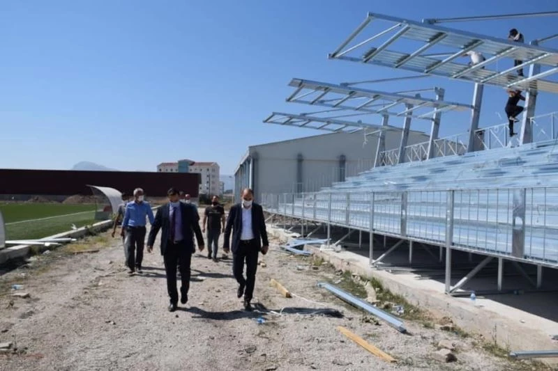 İl Müdürü Özdemir, tribün ve atletizm pist inşaatında incelemelerde bulundu
