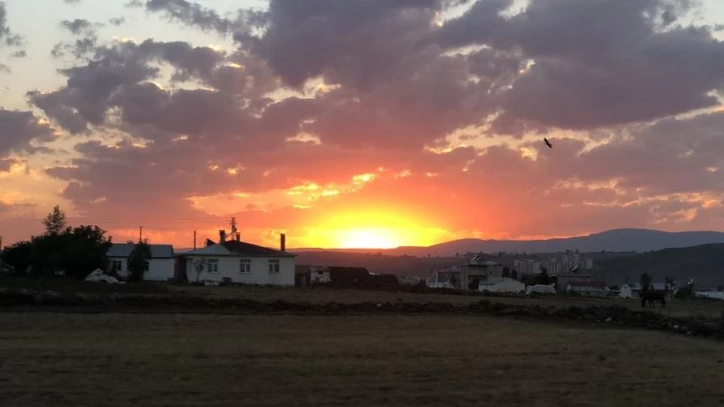 Kars’ta gökyüzü kızıla büründü
