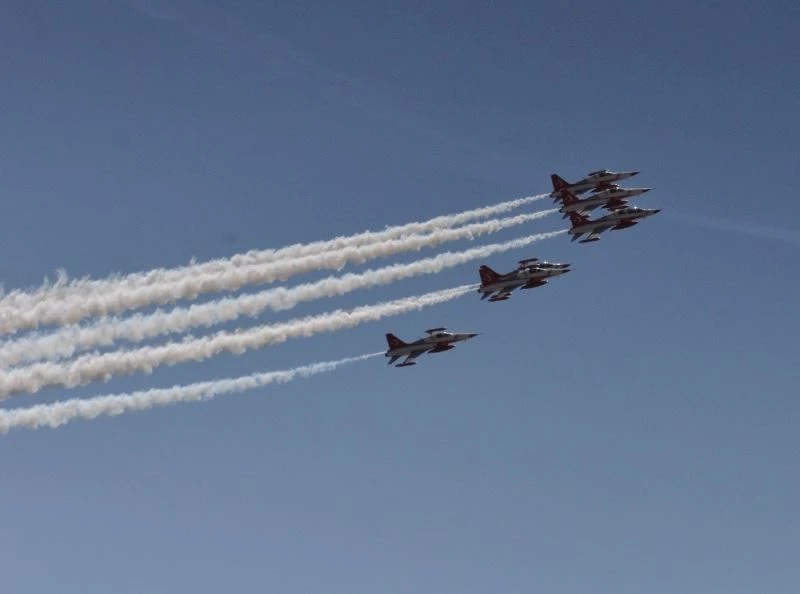 Türk Yıldızlarının gösterisi nefesleri kesti
