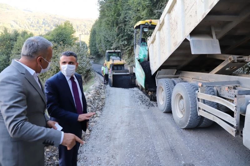 Vali Atay, asfalt serme çalışmasını inceledi
