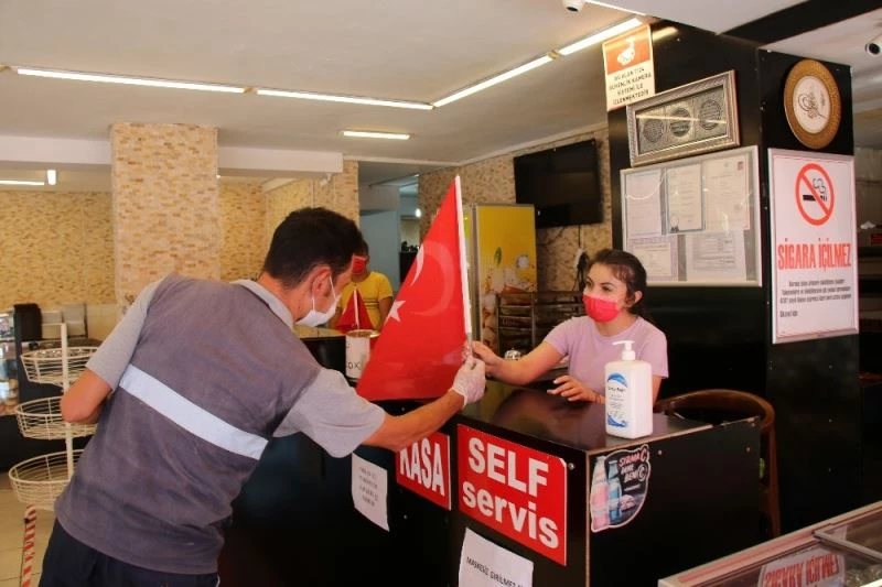 Büyükşehir 30 Ağustos için Antalya’yı Türk bayrağı ile donatıyor
