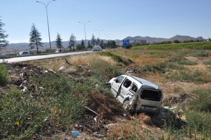 Kontrolden çıkan otomobil telefon direğini devirip şarampole düştü
