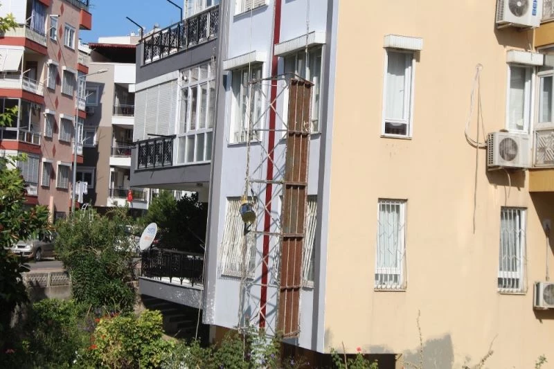 Antalya’da iskele halatı koptu, 2 işçi yaralandı
