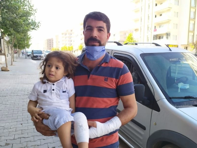 Balkondaki çocuk adamın üzerine böyle düştü
