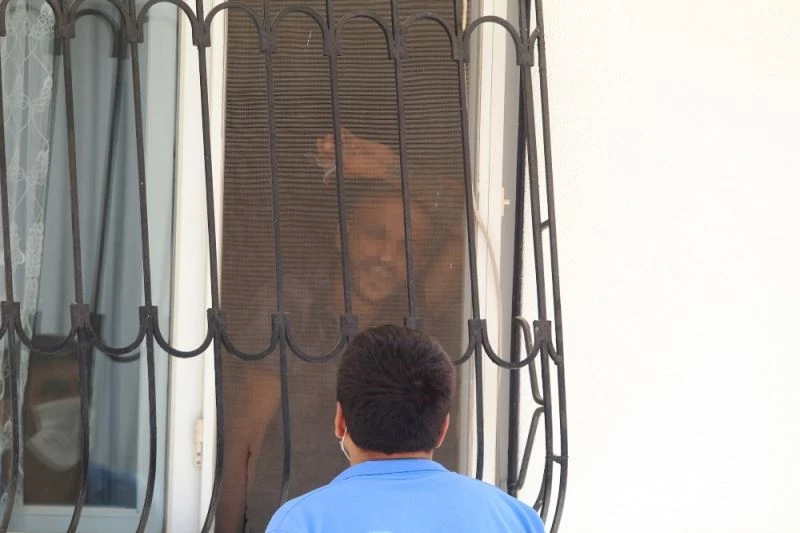 Ailesini dışarı çıkarıp, cam parçasıyla eylem yaptı
