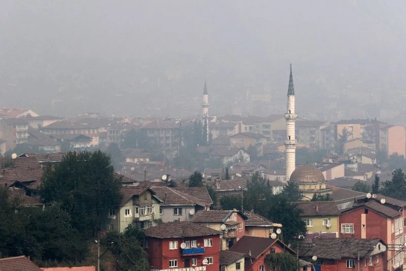 Çöplükte çıkan yangın sonrası şehri pis duman kapladı

