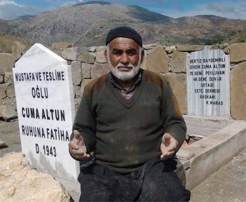 Ölmeden önce yaptığı mezara defnedildi
