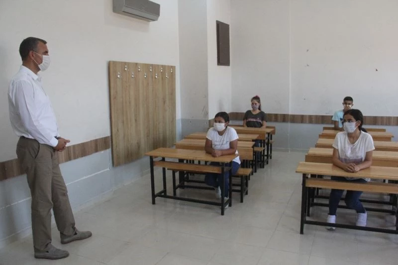 Koyun otlatıp, tarlada çalışan çocuklar fen lisesini kazandı
