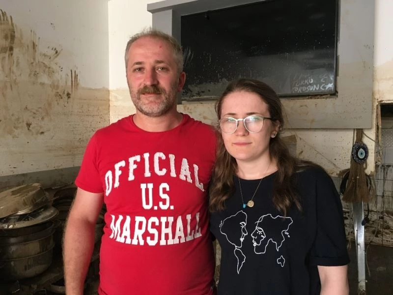 Selde mahsur kalan kardeşini havalandırma penceresinden kurtarmış
