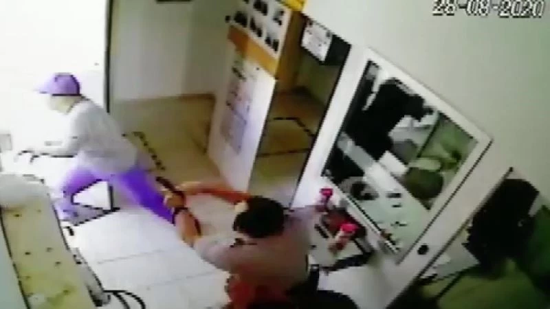 Cesur güvenlikçi silahlı soyguncuları tek başına püskürttü
