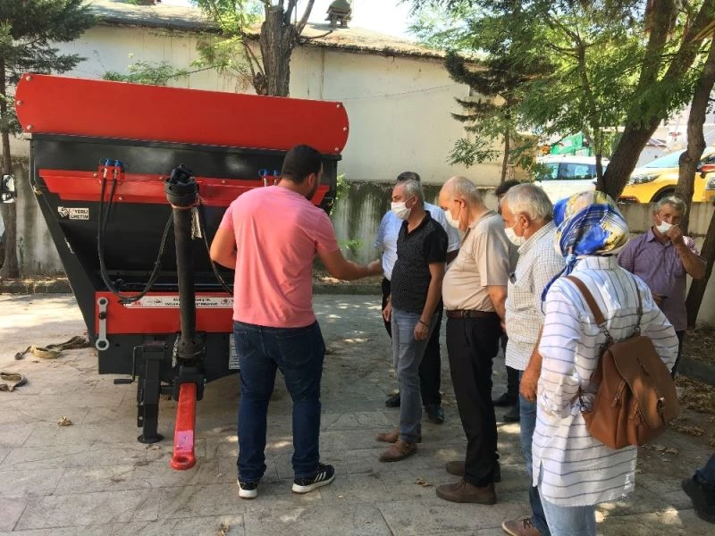 Katı gübre dağıtma makinesi çiftçinin hizmetinde
