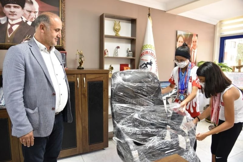 Makam koltuğu haczedilen başkana, Aydınlı sporculardan anlamlı hediye
