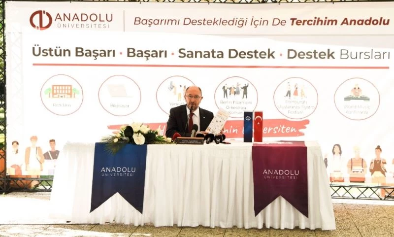 Rektör Prof. Dr. Erdal, Başarı Burslarını kazanan öğrencileri bizzat arayarak tebrik etti
