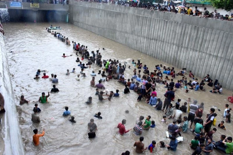 Pakistan’da selin bilançosu ağırlaşıyor: en az 150 ölü
