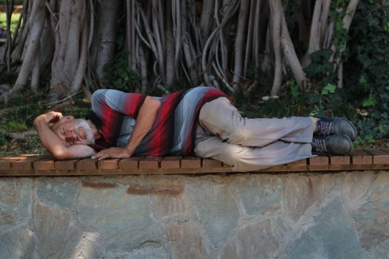 Termometreler 41 dereceyi gösterdi vatandaşlar parkta uyudu
