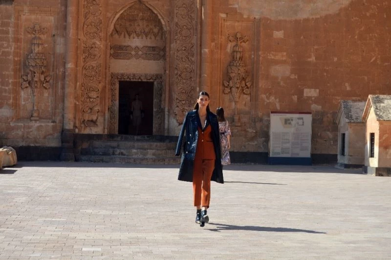 İshak Paşa Sarayı kapılarını modaya açtı
