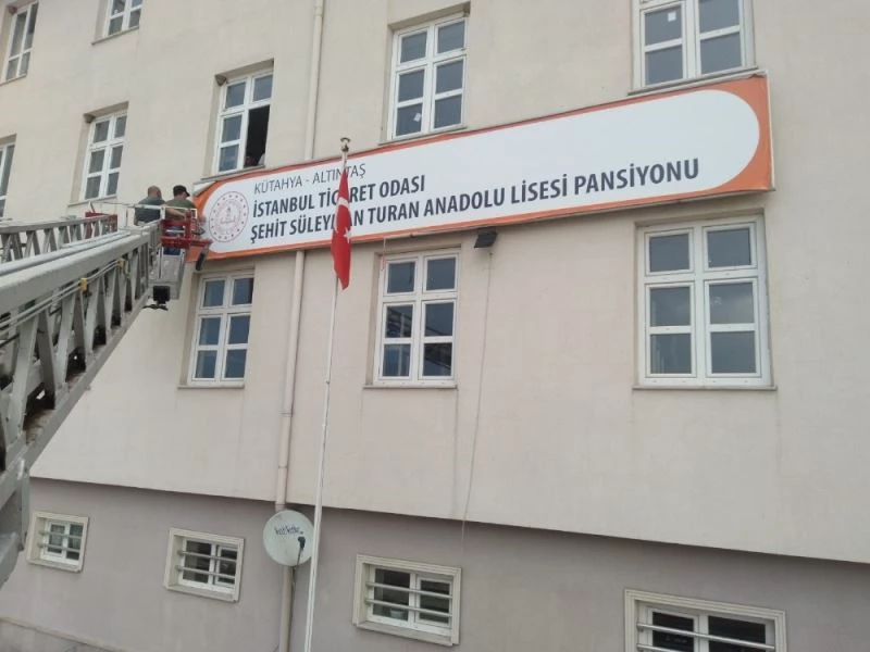 Altıntaş’ta tüm okullarda tabelalar değişti
