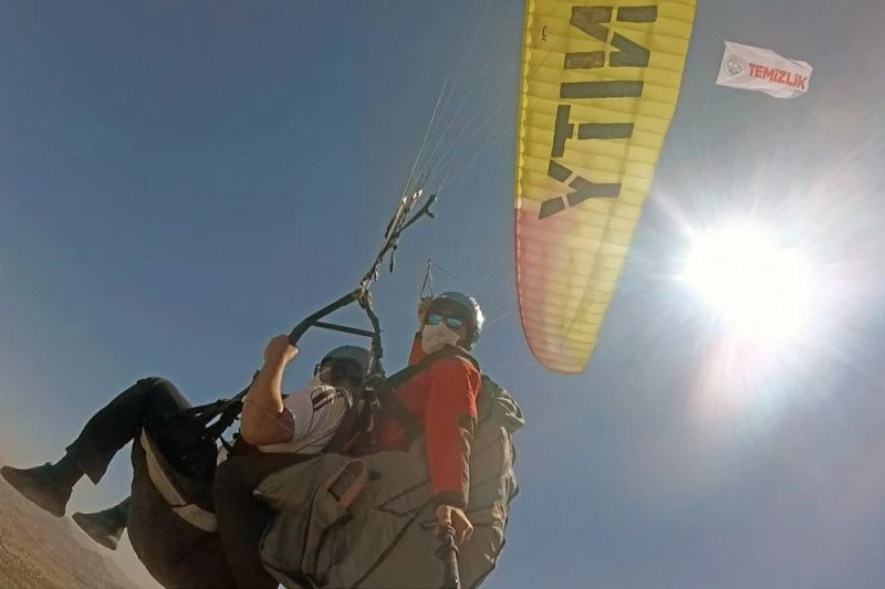 Paraşütle maske mesafe temizlik uyarısı
