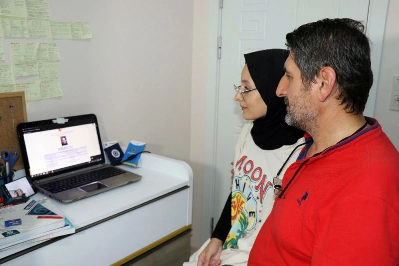 Akdeniz Üniversitesini kazandığını sevinç çığlıklarıyla kutladı
