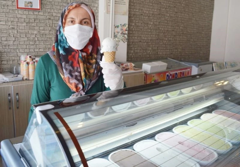 Manda sütünden 23 çeşit dondurma yapıyor
