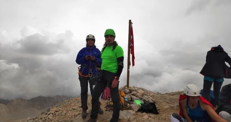Dağcılar pandemiye dikkat çekmek için Demirkazık zirvesine tırmandı
