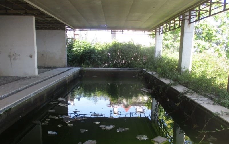 İzmit Belediyesi, metruk binanın havuzunu tahliye etti
