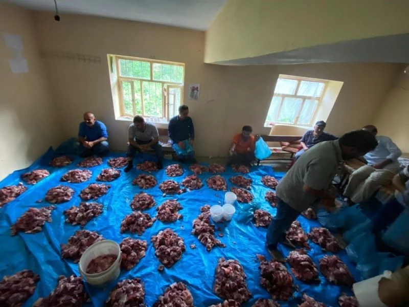 Van’da kurban eti dağıtma geleneği asırlardır sürüyor
