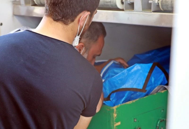 Acılı baba, oğlunu son yolculuğuna öperek yolladı
