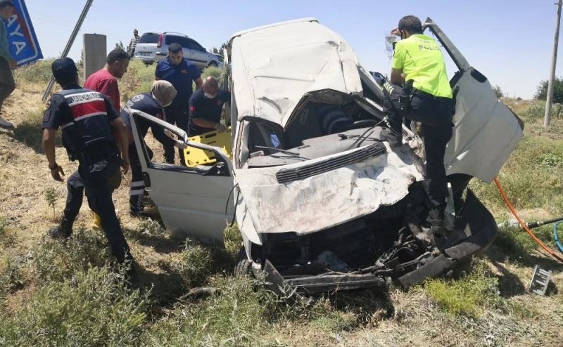 Sıkışmalı kazada polis memuru da sağlık ekiplerine destek oldu
