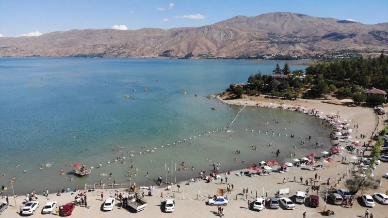 Doğunun gizli denizi Hazar’da bayram yoğunluğu
