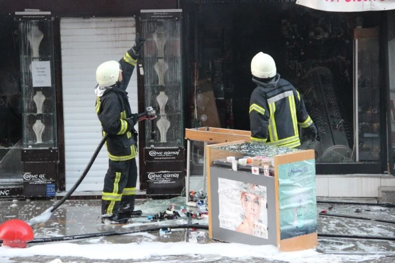 Yangın çıkan iş yerinde büyük çapta maddi hasar oluştu
