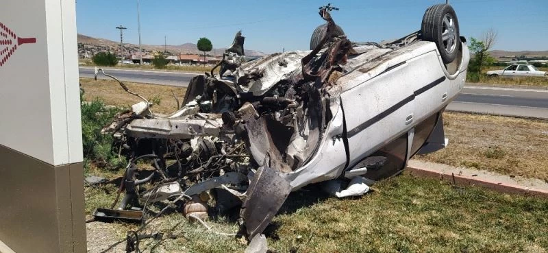 Otomobilin motoru yuvasından fırladı
