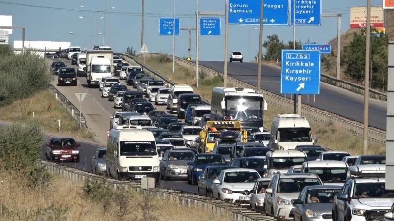 Tatilciler dönüş yoluna geçti, araçlar ilerlemekte güçlük çekti
