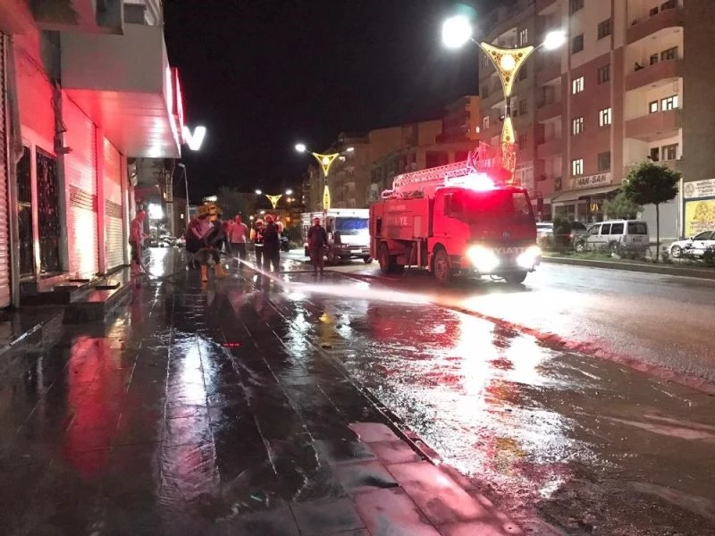 Şemdinli çarşı merkezi tazyikli suyla yıkandı
