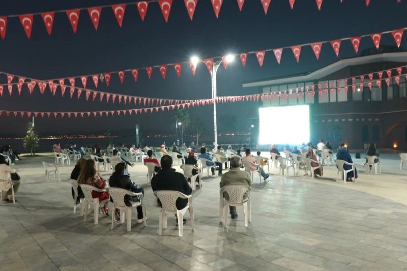 Van Gölü sahilin sinema keyfi
